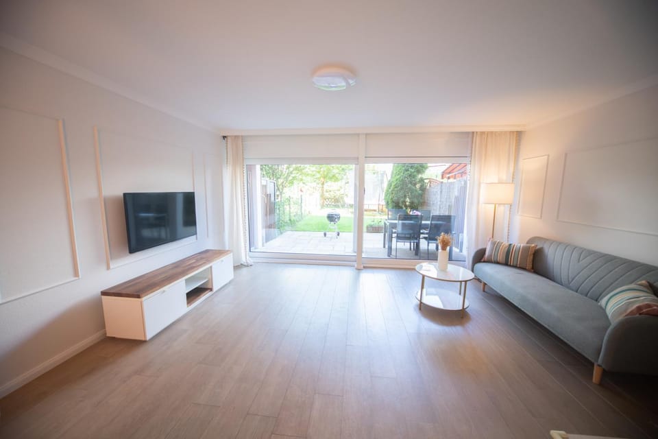 Communal lounge/ TV room, TV and multimedia, Dining area