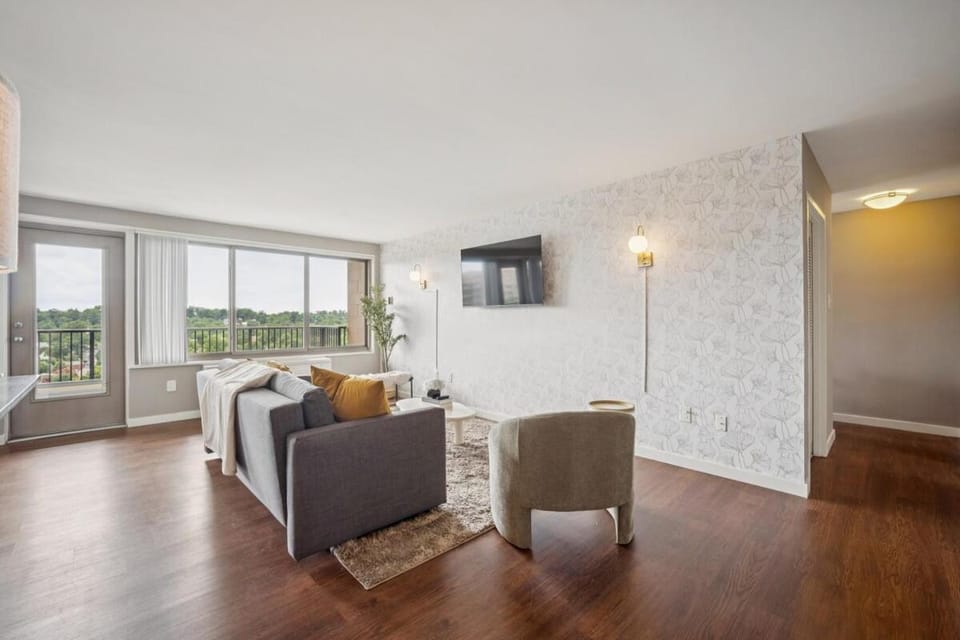 TV and multimedia, Living room, Seating area, Evening entertainment