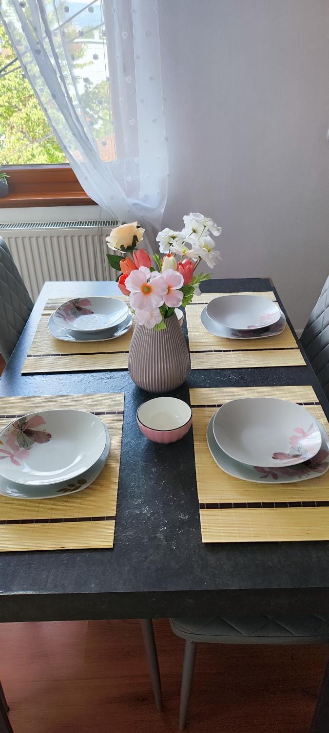 Food and drinks, Dining area, Food