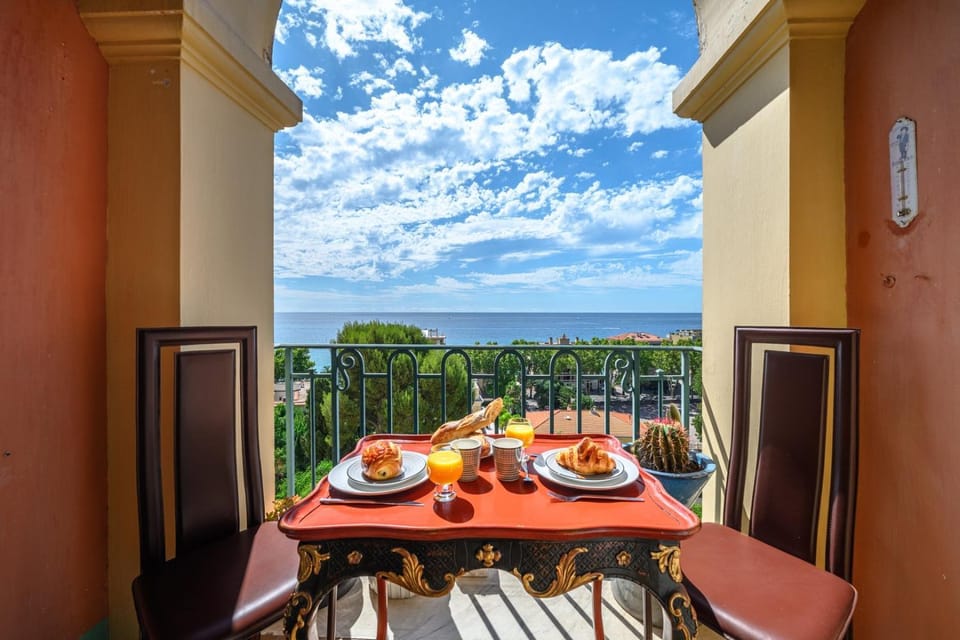 Patio, Natural landscape, View (from property/room), Balcony/Terrace, Food and drinks, Dining area