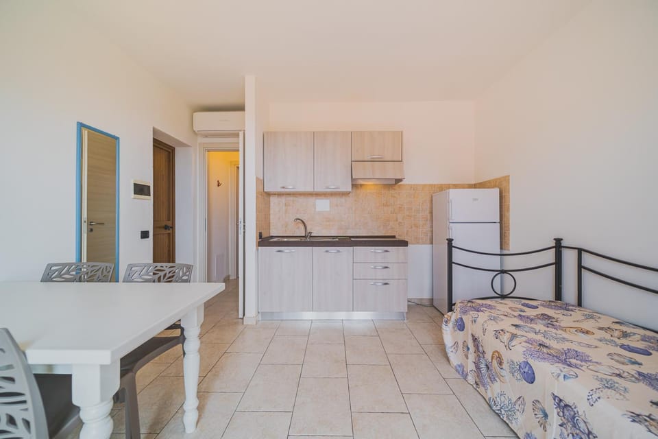 Bed, Kitchen or kitchenette