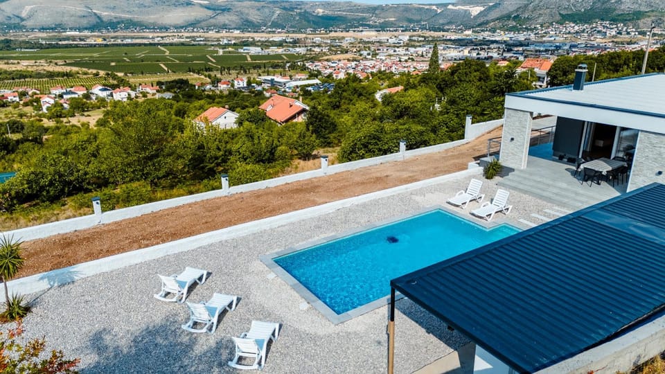 Neighbourhood, Natural landscape, Mountain view