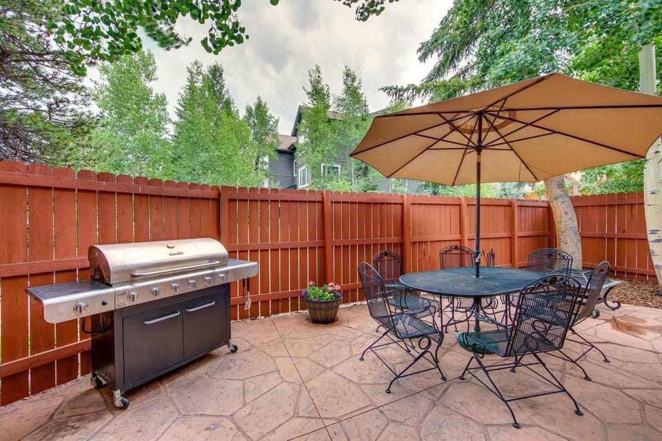 Walk to Ski Shuttle: Dtwn Frisco Gem w/ Fireplace! House in Frisco