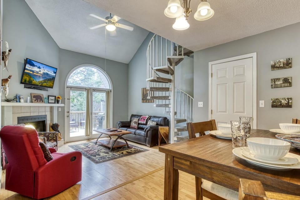 Communal lounge/ TV room, TV and multimedia, Balcony/Terrace, Balcony/Terrace, Living room, Decorative detail, Decorative detail, Seating area, Dining area, Pets, Pets, fireplace, fireplace, pet friendly, pet friendly