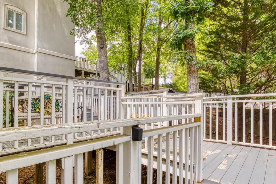 Spring, Day, Neighbourhood, Natural landscape, View (from property/room), Balcony/Terrace, Balcony/Terrace, Pets, Pets, pet friendly, pet friendly