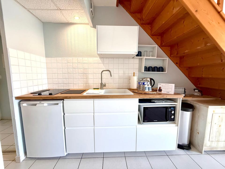 Coffee/tea facilities, Kitchen or kitchenette, stove, toaster