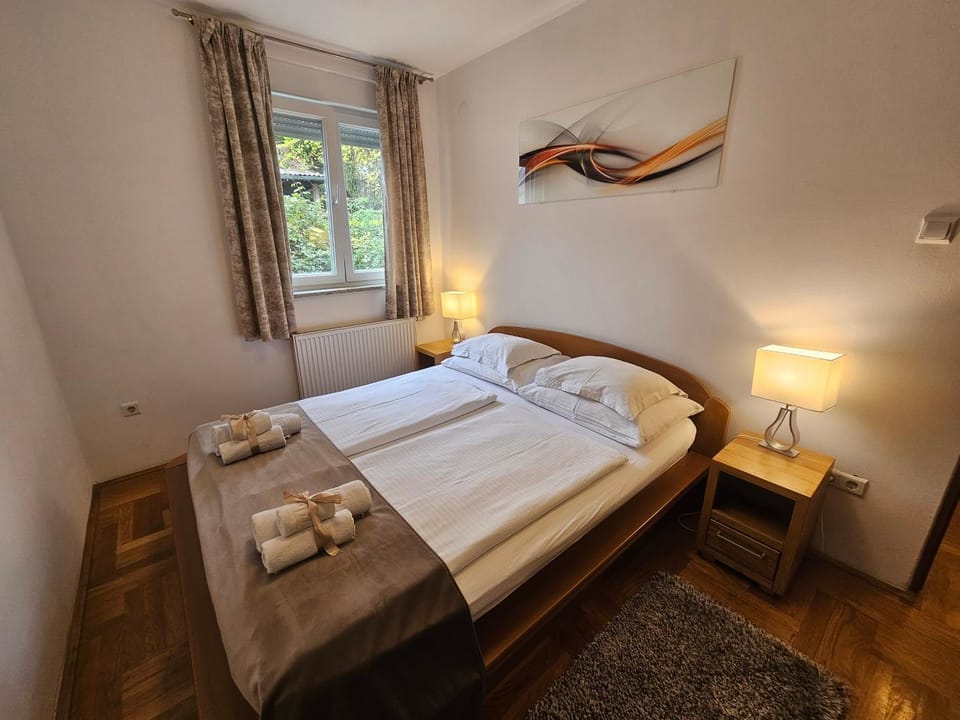 Bed, Bedroom, Garden view, towels