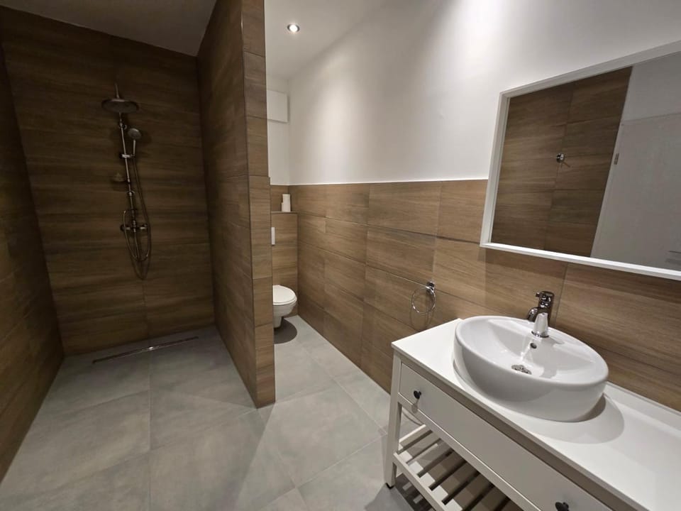 Neu renovierte, komplett ausgestattete Ferienwohnung mit 2 Schlafzimmern Apartment in Mecklenburgische Seenplatte