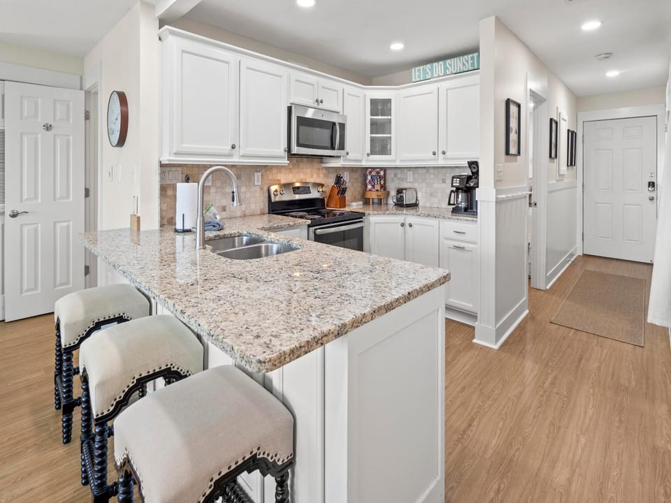 Kitchen or kitchenette, Seating area, furniture, microwave, oven, stove, kitchen