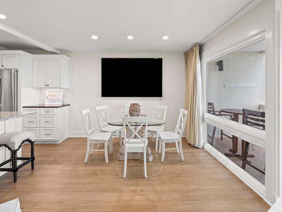TV and multimedia, Balcony/Terrace, Kitchen or kitchenette, Dining area, furniture