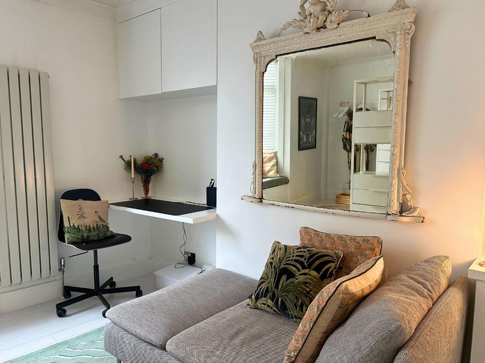 Stylish Flat by Brockley Station & Goldsmiths Apartment in London Borough of Southwark