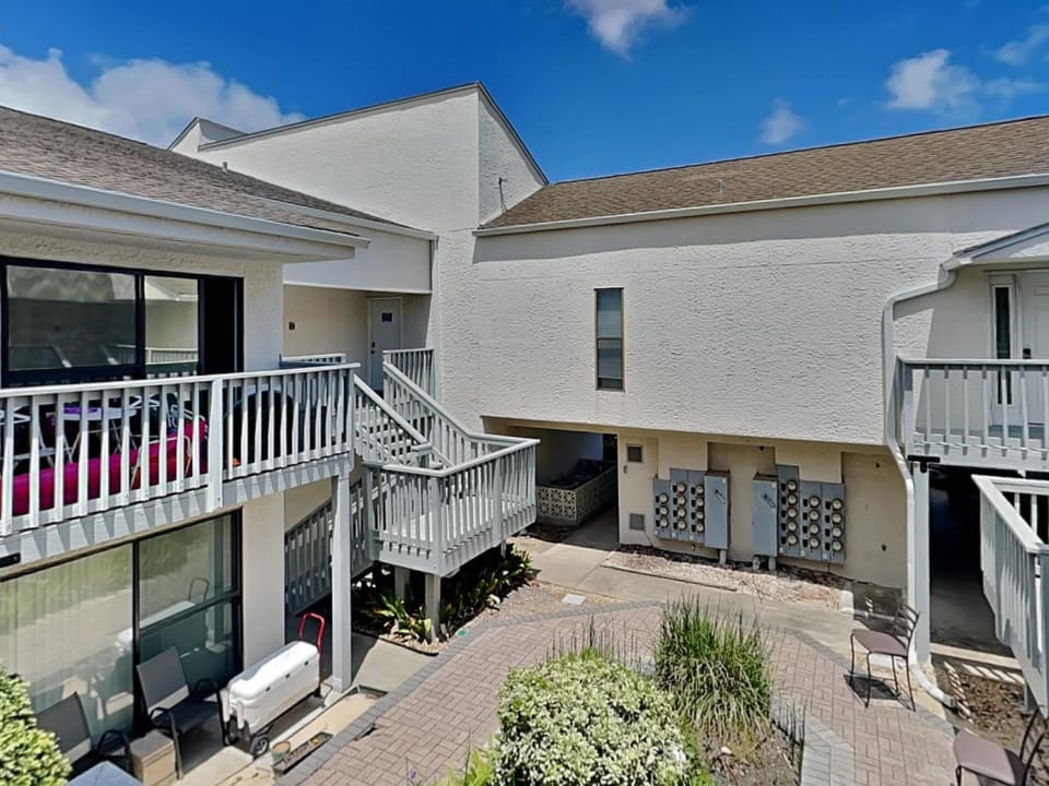 Property building, Balcony/Terrace, Inner courtyard view