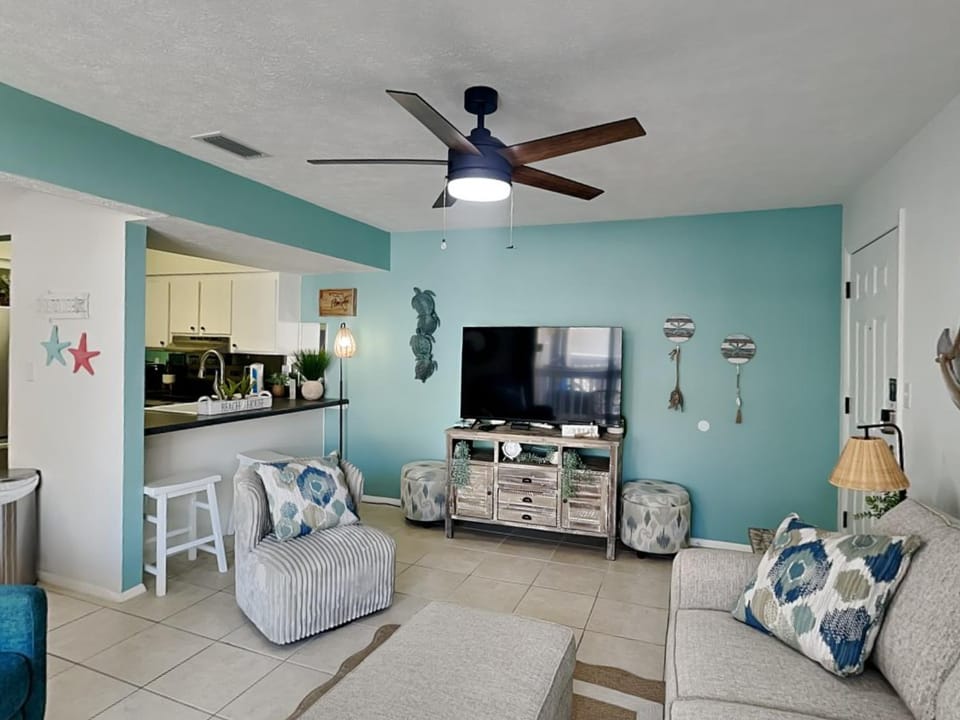 TV and multimedia, Kitchen or kitchenette, Living room, Seating area, furniture