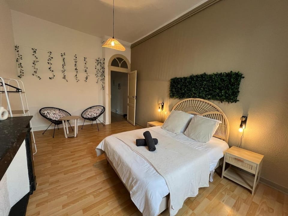 Bed, Photo of the whole room, Bedroom, towels