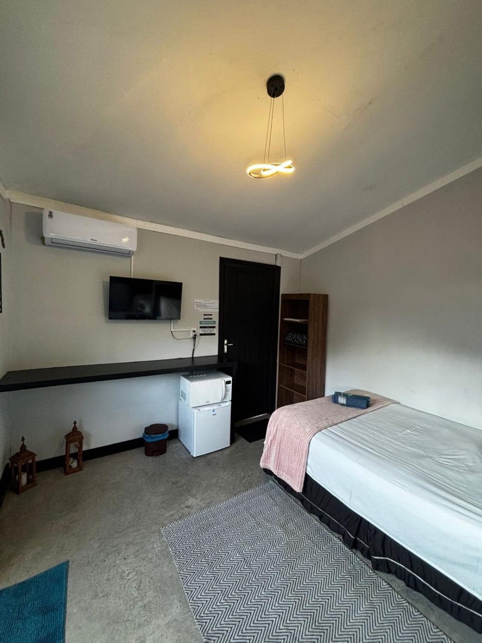 Bed, TV and multimedia, Photo of the whole room, Bedroom, air conditioner