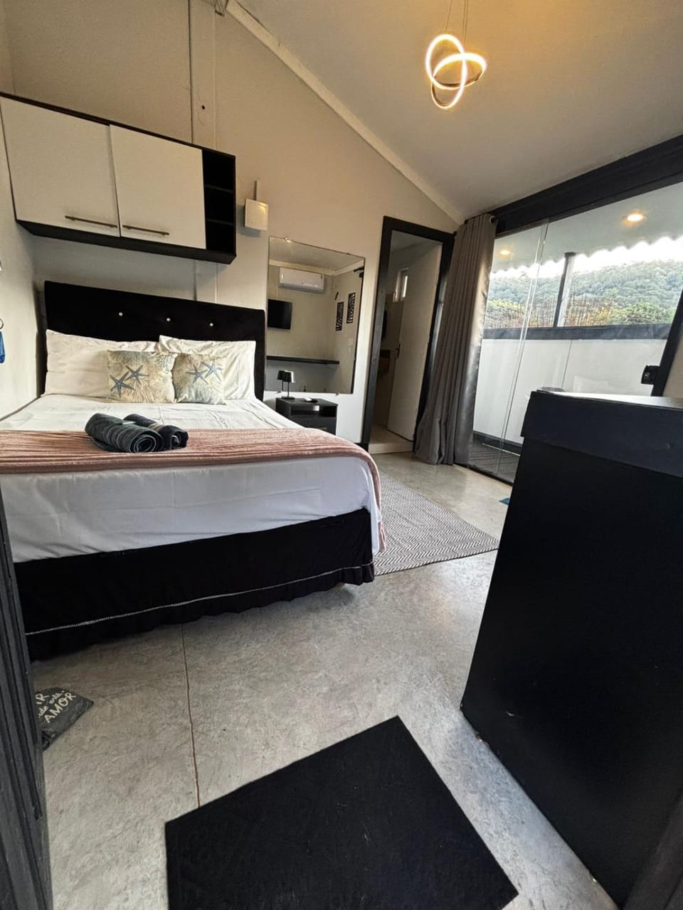 Photo of the whole room, Bedroom, pet friendly