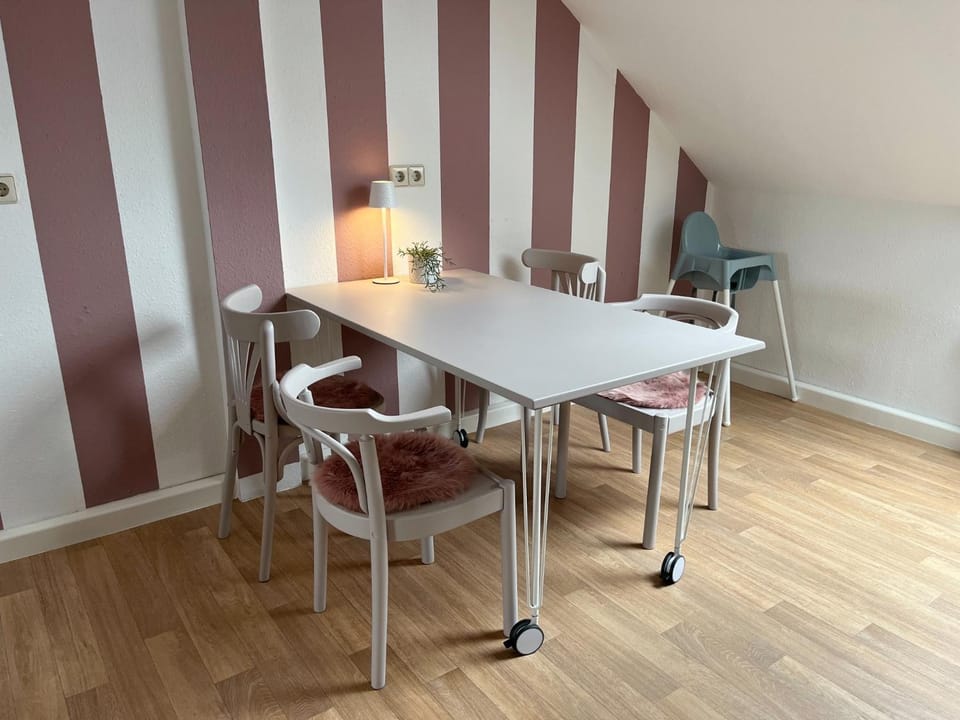 Seating area, Dining area