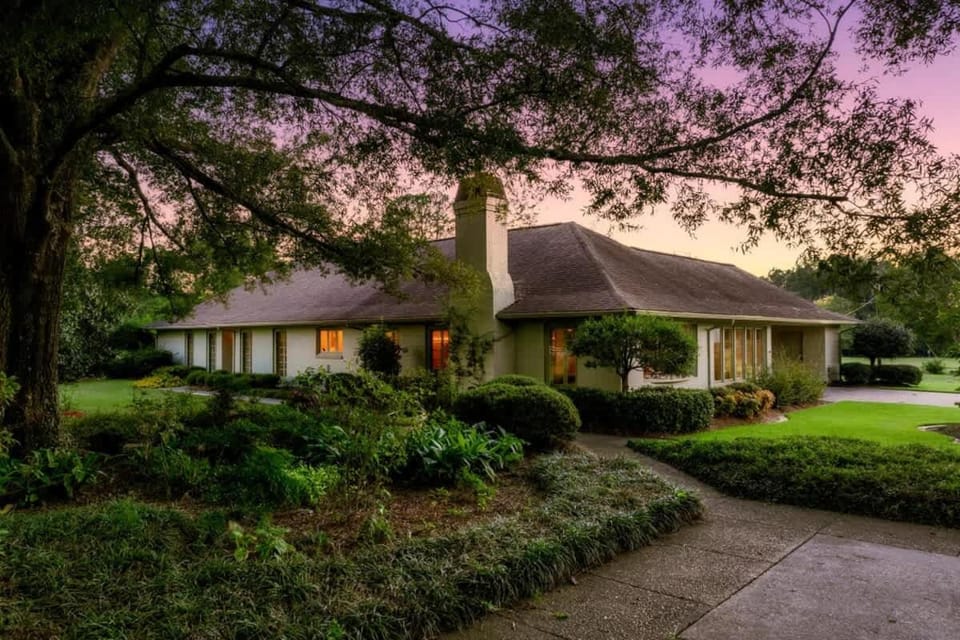 The Howell House - Picturesque Countryside Retreat House in Mississippi