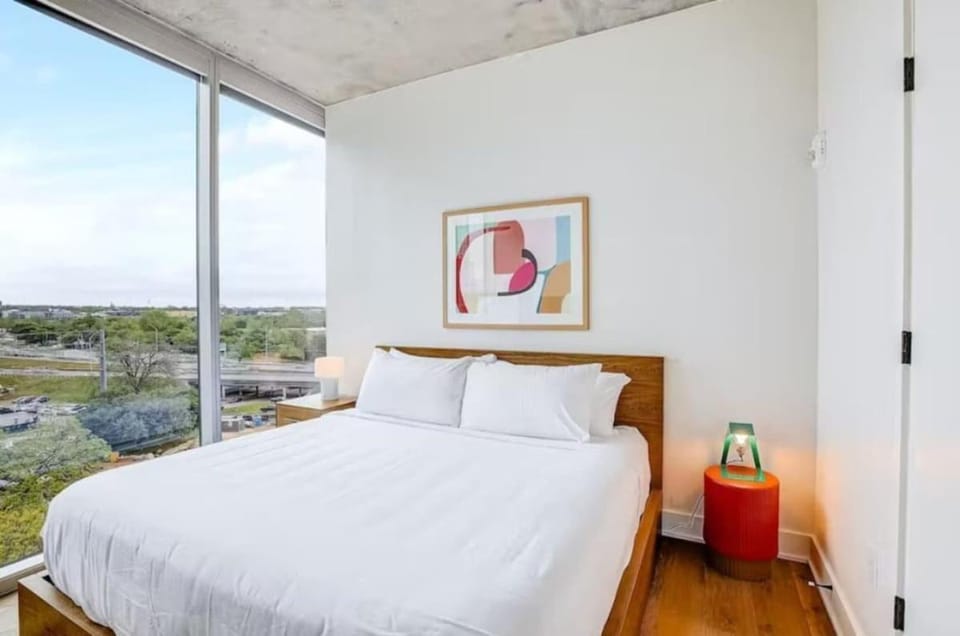 Luxury Oasis - Stunning Condo Unbeatable Location House in Austin