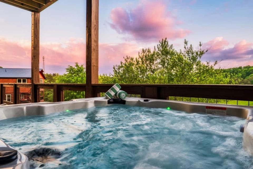 The Best Location with Great Views and Indoor Pool House in Sevierville