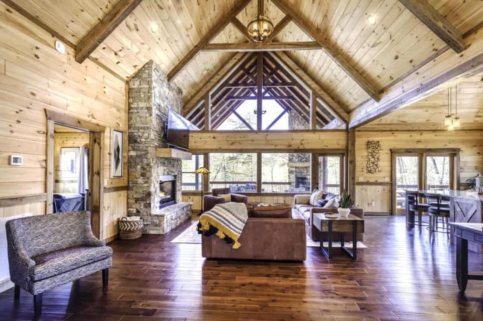 Aska Lux Retreat - Views Hot Tub & Game Room House in Georgia