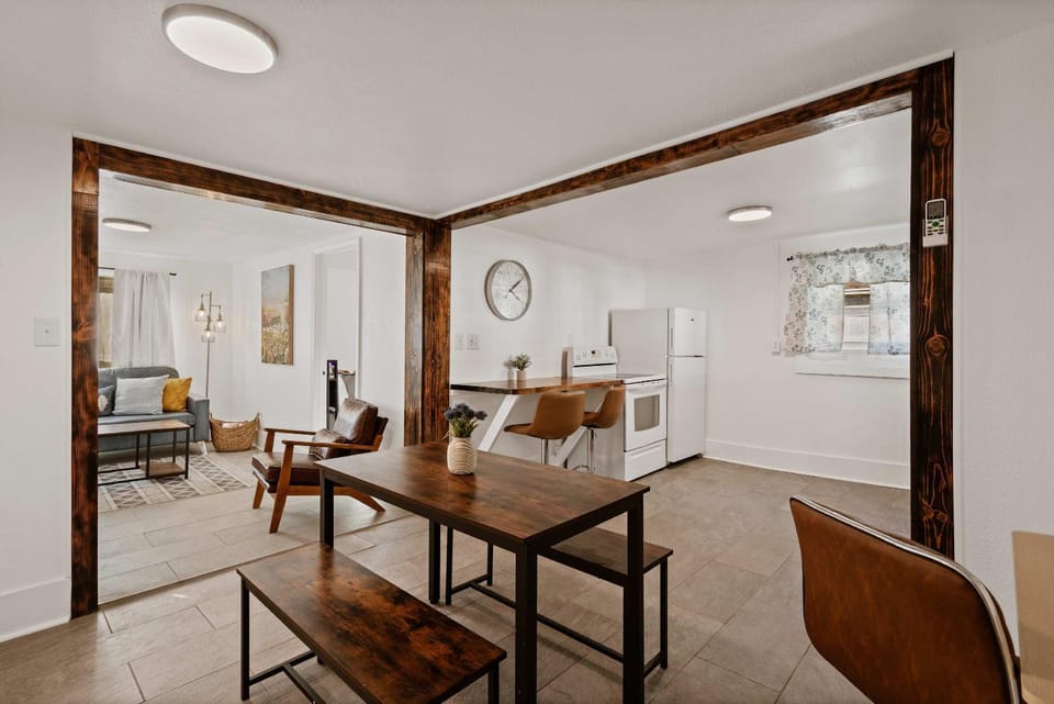 Kitchen or kitchenette, Seating area