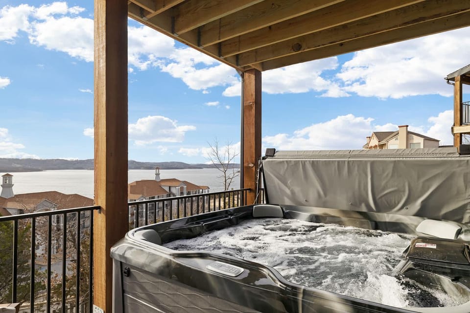 Easy Street Retreat - LakeView - Indoor Pool Apartment in Ridgedale