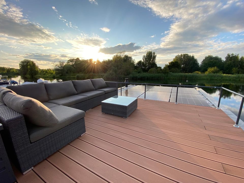 Exklusives Hausboot - Sauna, Sonnendeck & privates Beiboot Docked boat in Werder