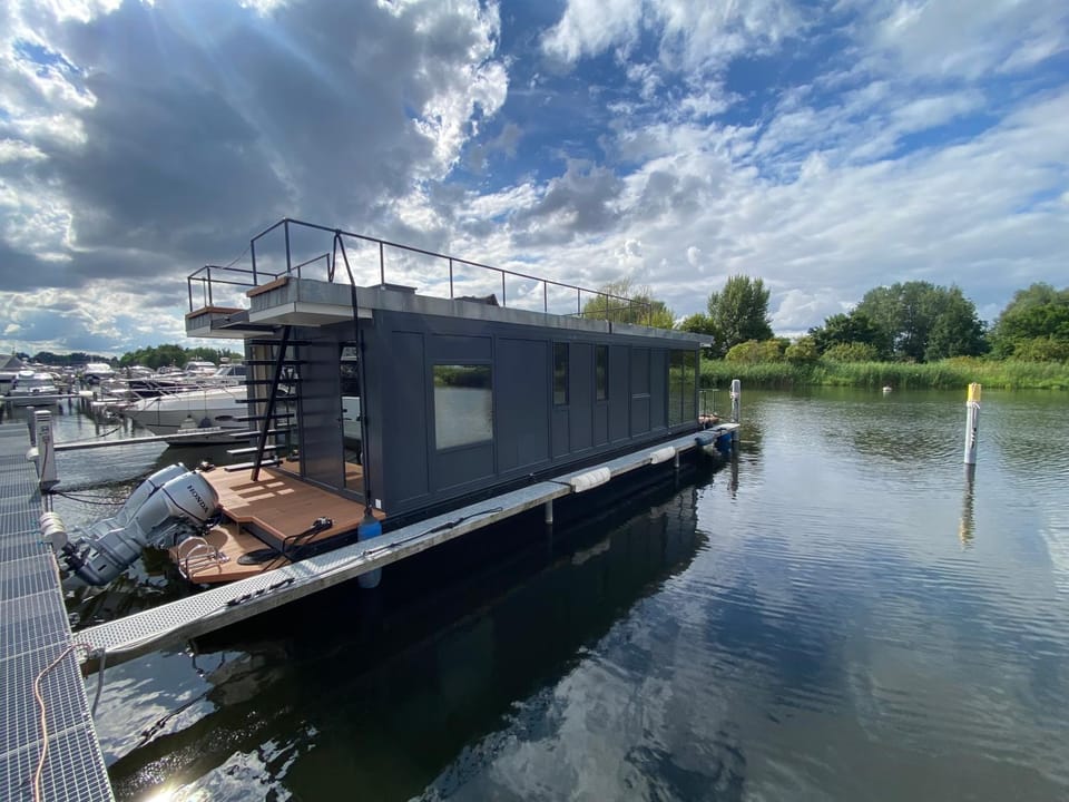 Exklusives Hausboot - Sauna, Sonnendeck & privates Beiboot Docked boat in Werder