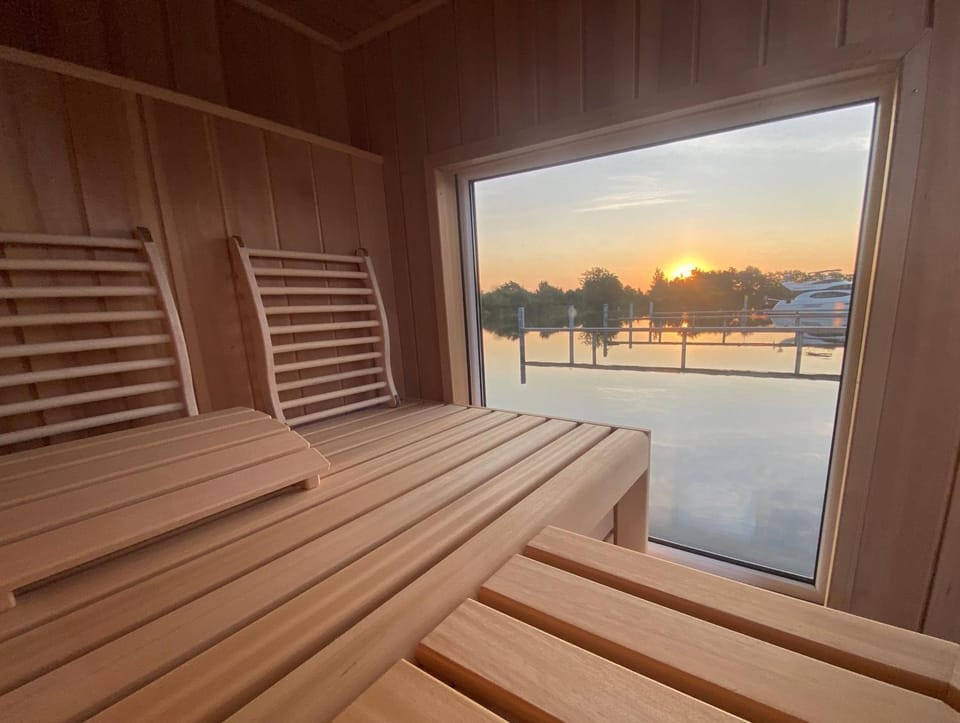 Exklusives Hausboot - Sauna, Sonnendeck & privates Beiboot Docked boat in Werder