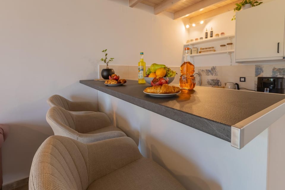 Kitchen or kitchenette, Dining area, Food