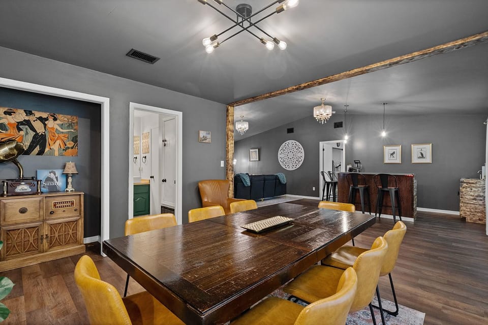 Decorative detail, Seating area, Dining area