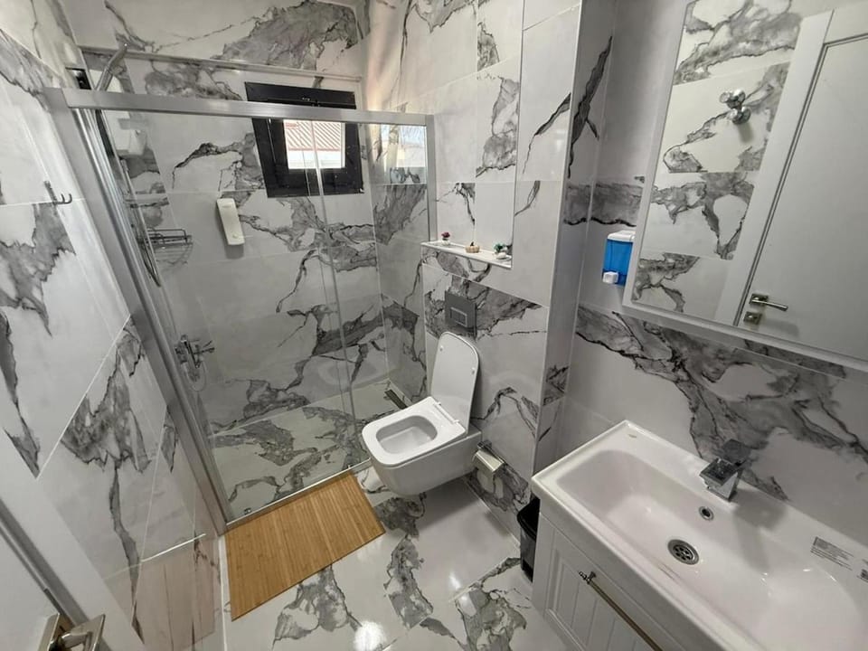 Shower, Toilet, Bathroom, towels