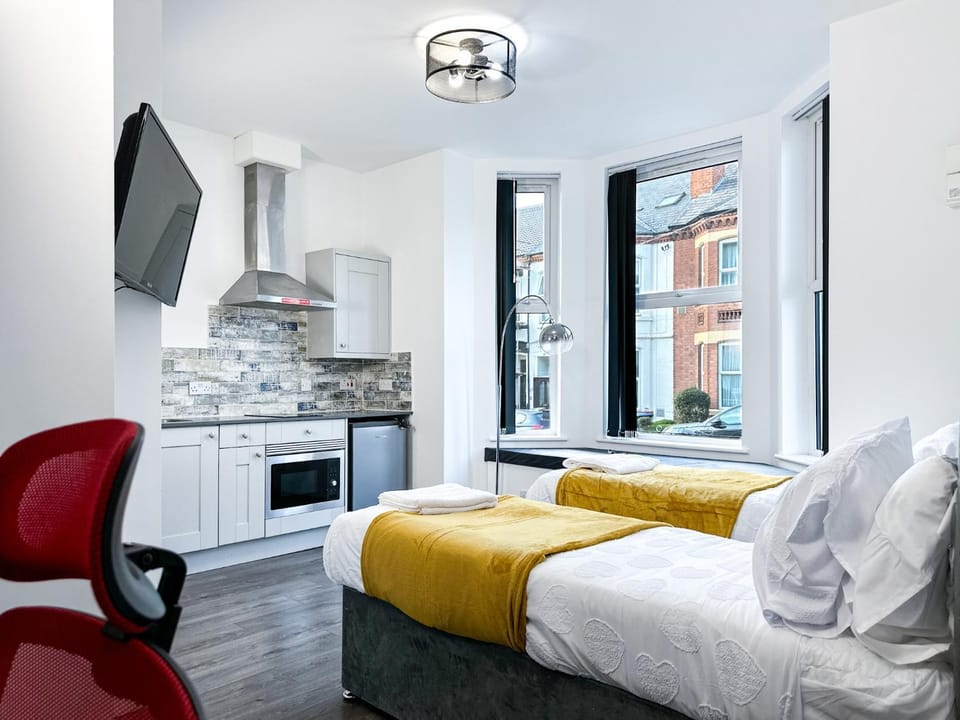 Bed, TV and multimedia, Bedroom, oven