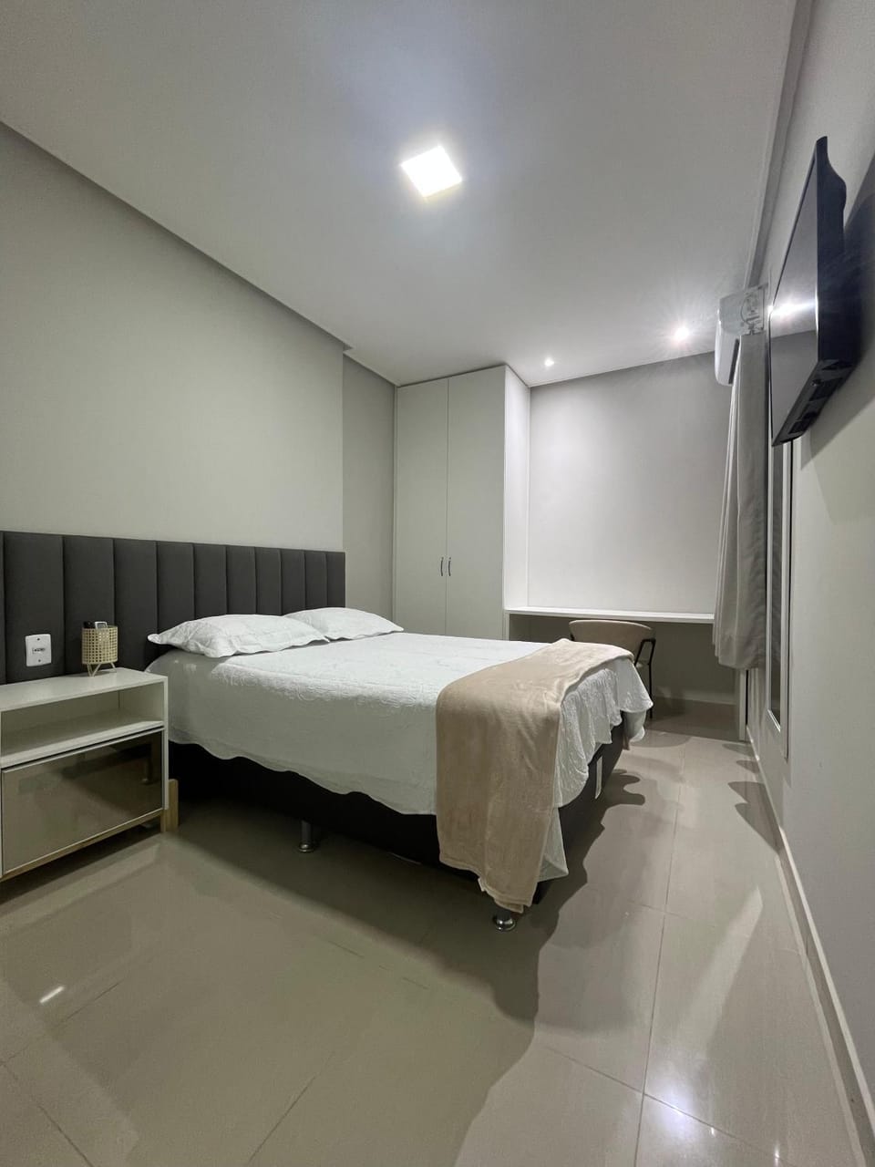 Bed, TV and multimedia, Bedroom