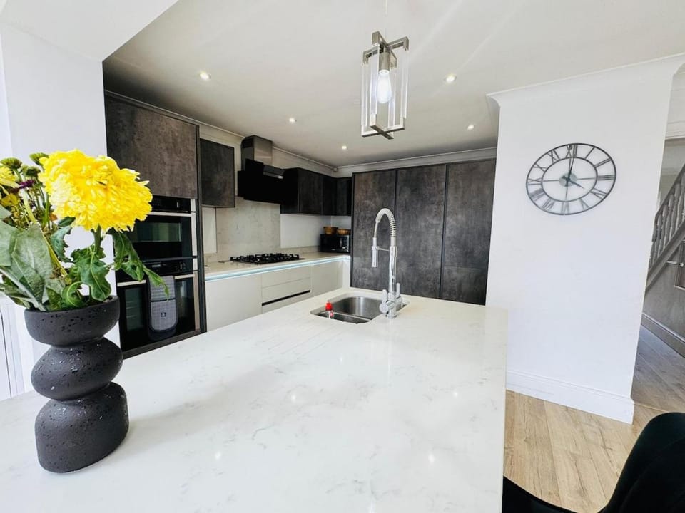 The Modern Bay - Stylish 5-bed Retreat with Garden House in Leeds