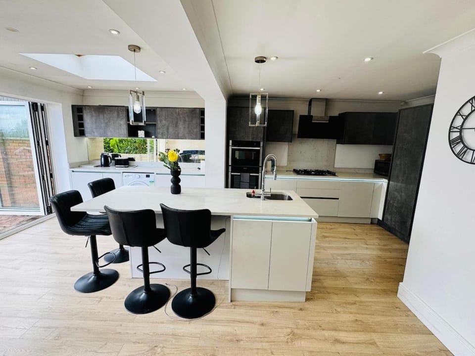 The Modern Bay - Stylish 5-bed Retreat with Garden House in Leeds