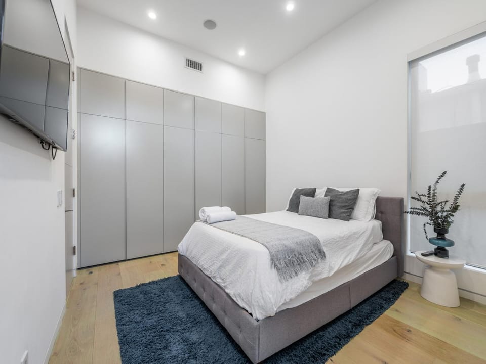 Photo of the whole room, Bedroom