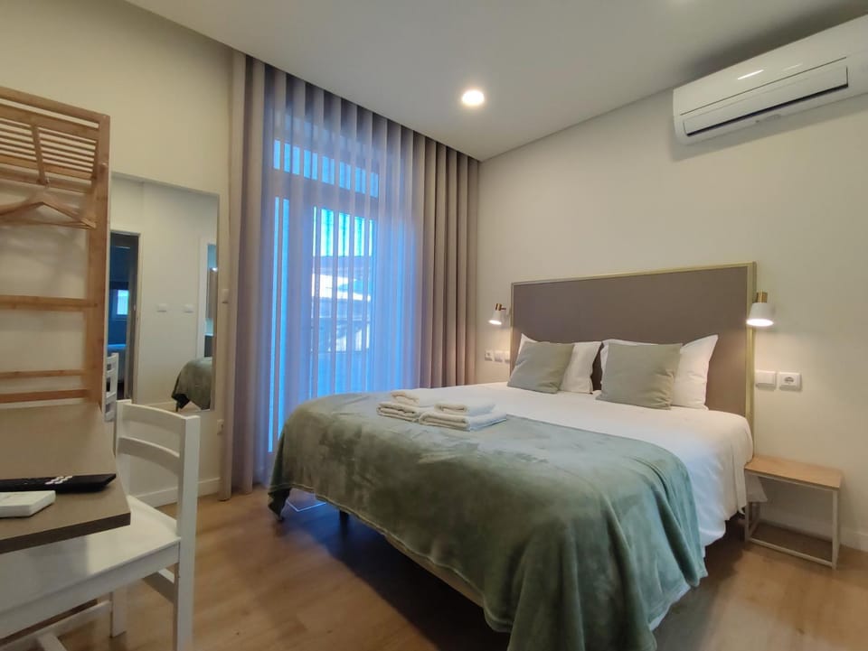 Bed, Photo of the whole room, Bedroom, air conditioner