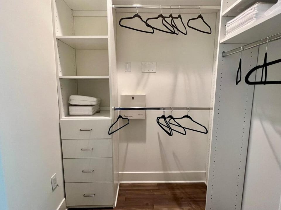 Modern Extra Large 3BR with Parking Near Century City Mall 302 Apartment in Santa Monica
