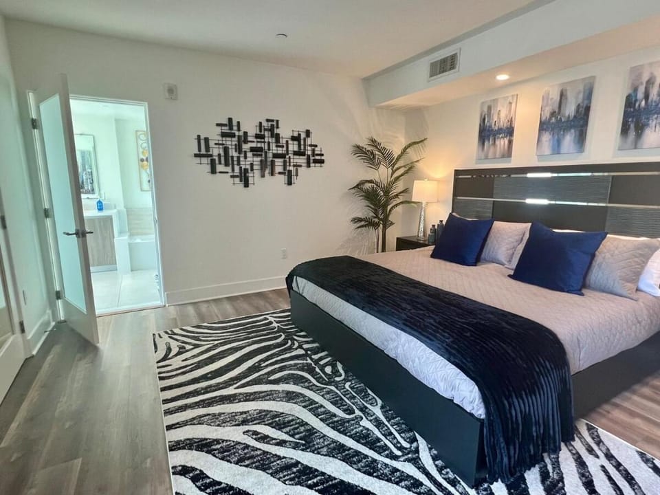 Modern Extra Large 3BR with Parking Near Century City Mall 302 Apartment in Santa Monica