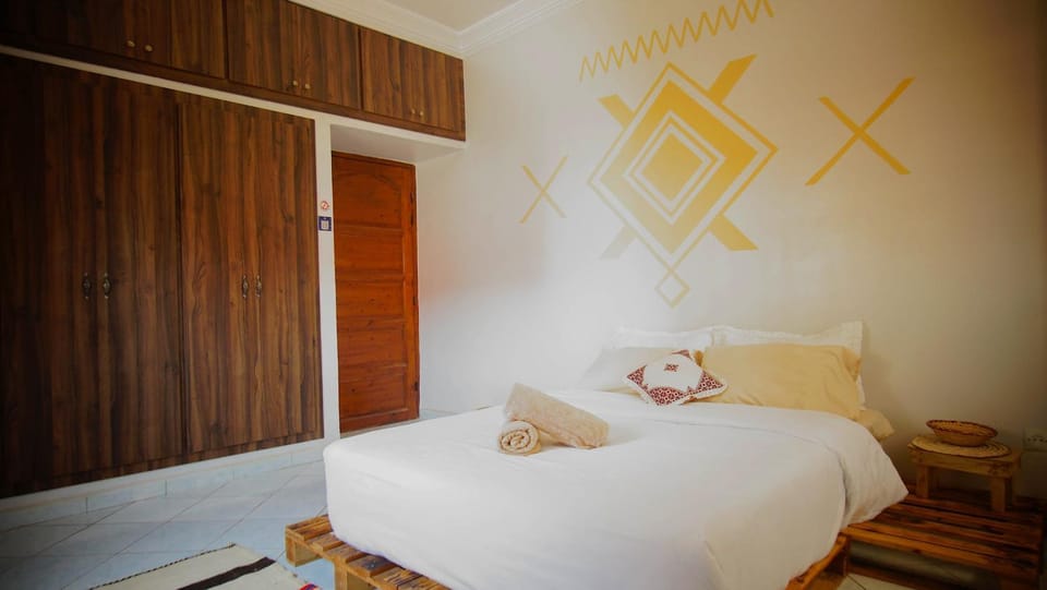 Bed, Bedroom, towels, wardrobe