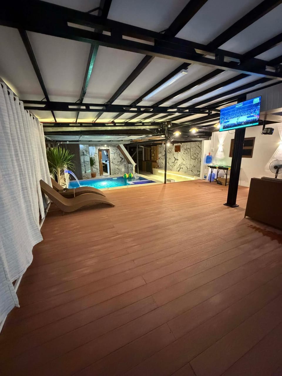 Communal lounge/ TV room, Evening entertainment, Pool view, Swimming pool