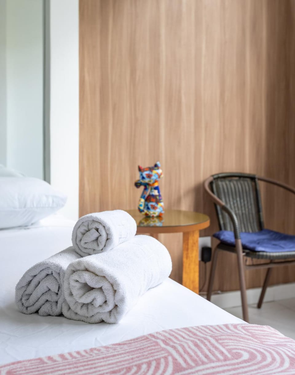 Bed, Photo of the whole room, Seating area