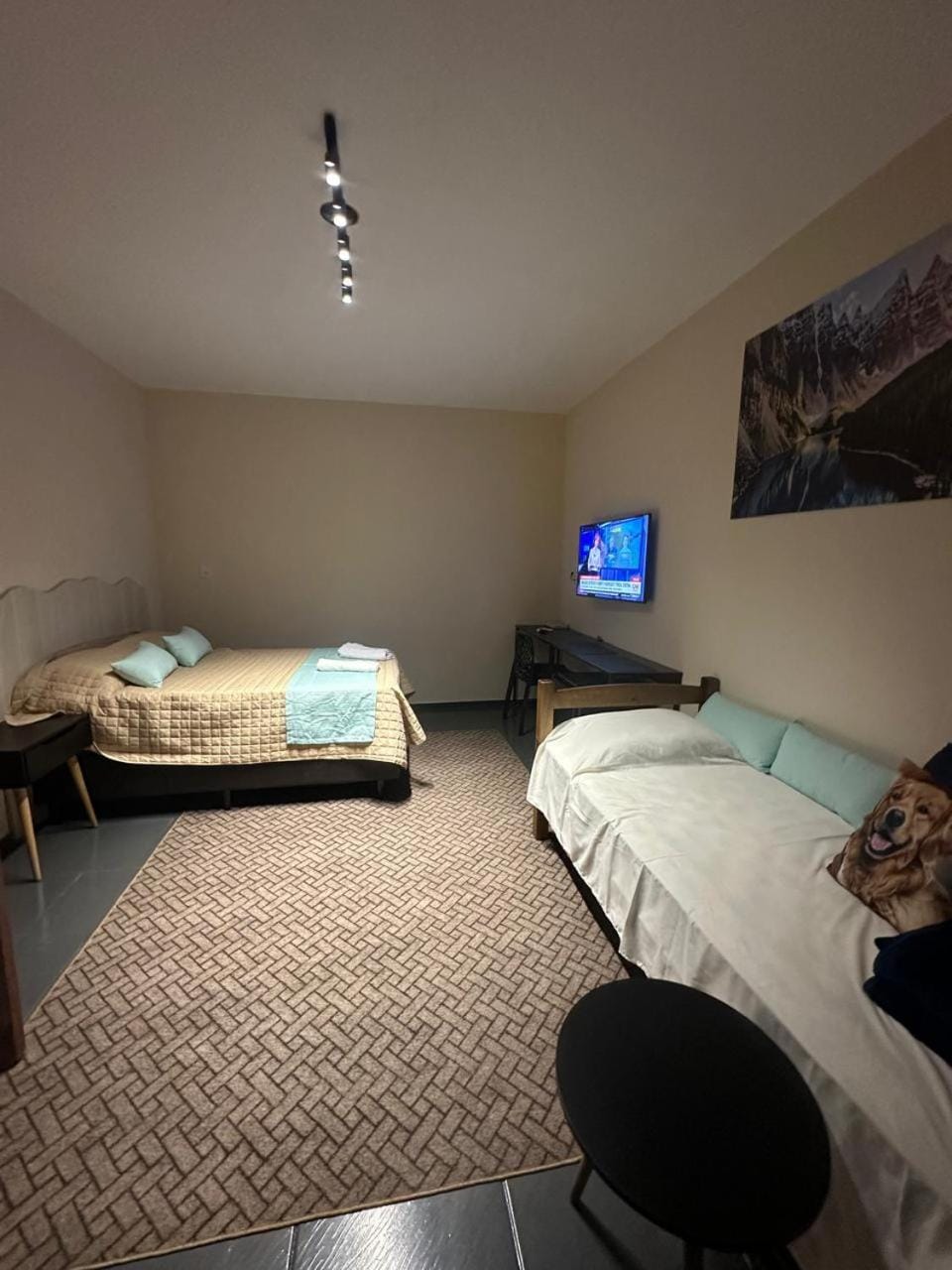 Bed, TV and multimedia, Photo of the whole room, Bedroom