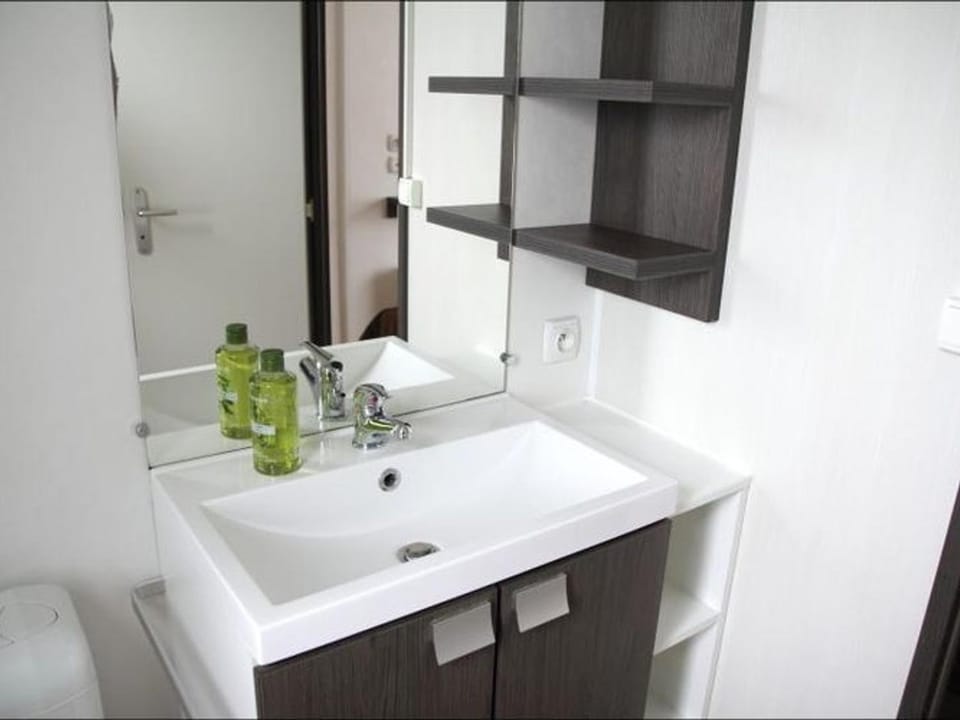 Mobil-home pour 4 personnes avec terrasse - API-1-52-341 Campground/ 
RV Resort in Pays de la Loire