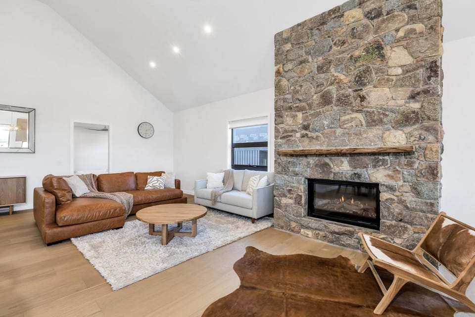 The Peak at Abbott. Spa, EV Charger & Luxury - 14 Abbott Street House in Jindabyne