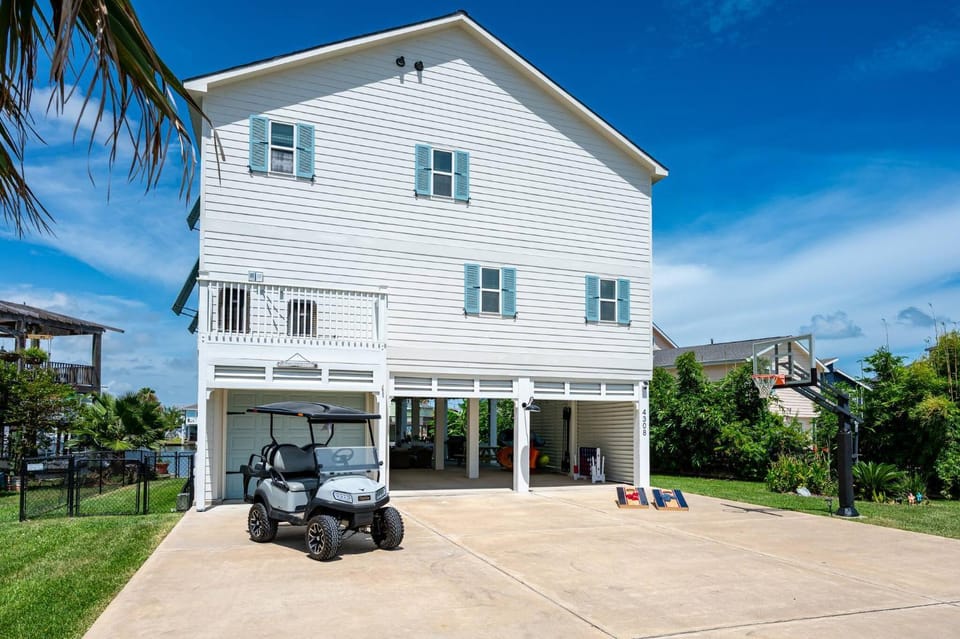 Property building, Facade/entrance, Activities, Sports, Parking