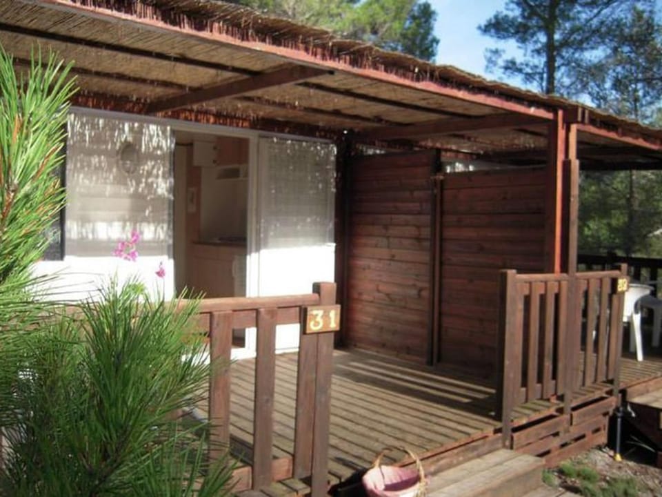 Mobil-home confortable avec terrasse pour 2 à Lézignan-Corbières - API-1-52-710 Campground/ 
RV Resort in Occitanie