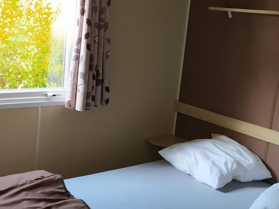 Mobil-home spacieux avec terrasse - 6 personnes - API-1-52-718 Campground/ 
RV Resort in Occitanie